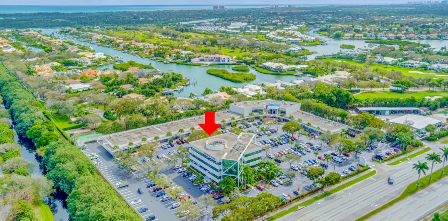 Commercial property in Jupiter, Florida № 1002680