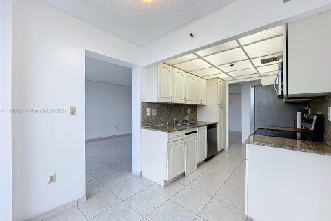 Condo in Sunny Isles Beach, Florida, 2 bedrooms  № 1365625 - photo 20