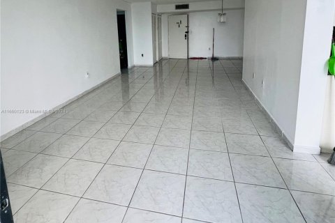 Condo in Sunny Isles Beach, Florida, 2 bedrooms  № 1365625 - photo 3