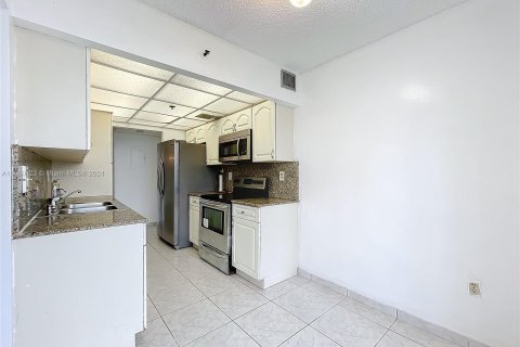 Condo in Sunny Isles Beach, Florida, 2 bedrooms  № 1365625 - photo 19