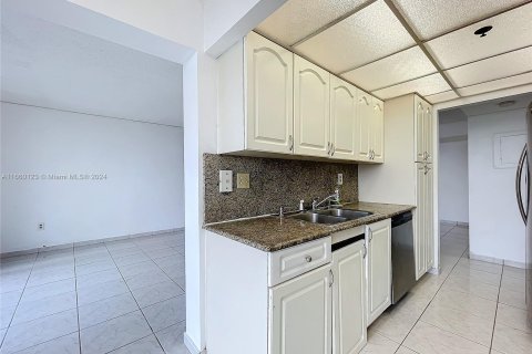 Condo in Sunny Isles Beach, Florida, 2 bedrooms  № 1365625 - photo 17