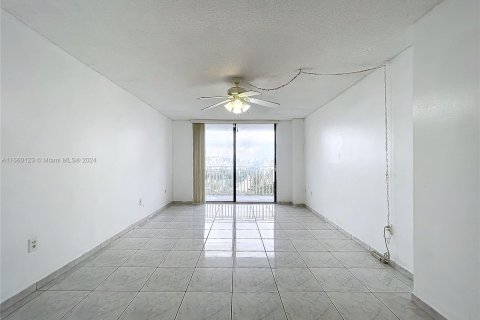 Condominio en venta en Sunny Isles Beach, Florida, 2 dormitorios, 140 m2 № 1365625 - foto 11