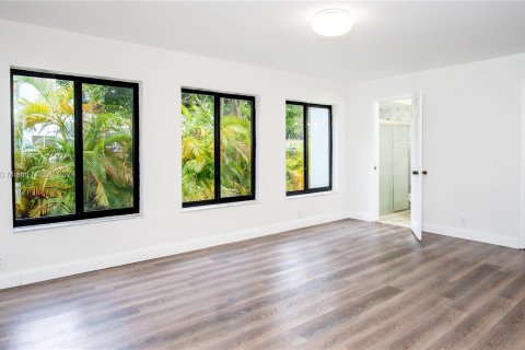 House in Miami, Florida 4 bedrooms, 450.48 sq.m. № 1365572 - photo 8