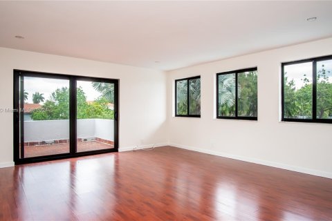 House in Miami, Florida 4 bedrooms, 450.48 sq.m. № 1365572 - photo 7