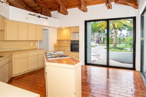 House in Miami, Florida 4 bedrooms, 450.48 sq.m. № 1365572 - photo 27