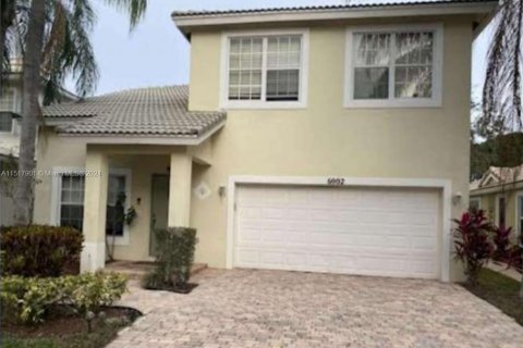 House in Lake Worth, Florida 4 bedrooms, 208.29 sq.m. № 1237138 - photo 1