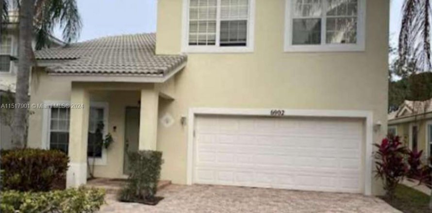 House in Lake Worth, Florida 4 bedrooms, 208.29 sq.m. № 1237138