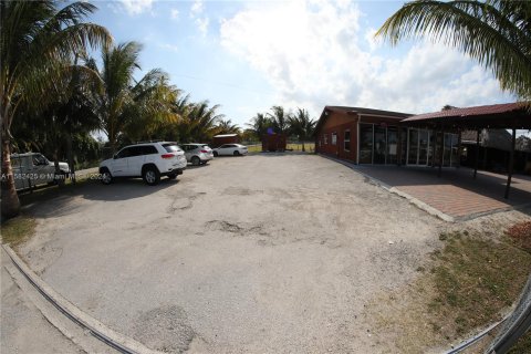 Propiedad comercial en venta en Miami, Florida № 1161471 - foto 14