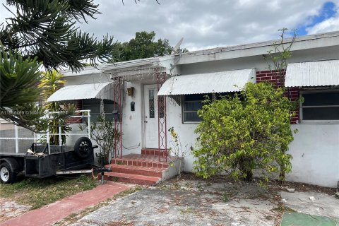 Commercial property in Hialeah, Florida 179.12 sq.m. № 1103058 - photo 2