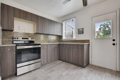 Immobilier commercial à vendre à Miami, Floride: 148.83 m2 № 12378 - photo 7