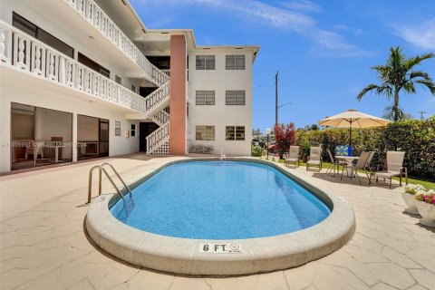 Condominio en venta en Hallandale Beach, Florida, 1 dormitorio, 52.4 m2 № 1208450 - foto 16