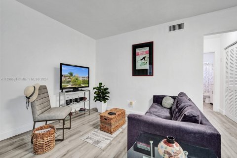 Condominio en venta en Hallandale Beach, Florida, 1 dormitorio, 52.4 m2 № 1208450 - foto 6