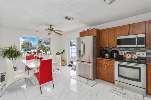 Casa en venta en Hialeah, Florida, 4 dormitorios, 114.46 m2 № 1374250 - foto 9