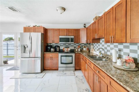 Villa ou maison à vendre à Hialeah, Floride: 4 chambres, 114.46 m2 № 1374250 - photo 14