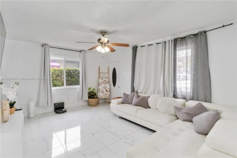 Villa ou maison à vendre à Hialeah, Floride: 4 chambres, 114.46 m2 № 1374250 - photo 7