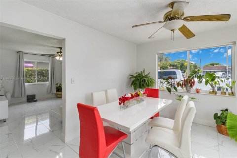 Villa ou maison à vendre à Hialeah, Floride: 4 chambres, 114.46 m2 № 1374250 - photo 11