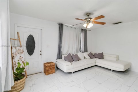 House in Hialeah, Florida 4 bedrooms, 114.46 sq.m. № 1374250 - photo 8