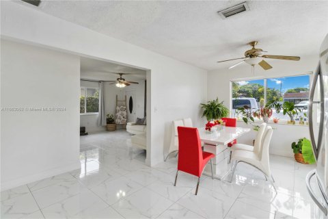 Villa ou maison à vendre à Hialeah, Floride: 4 chambres, 114.46 m2 № 1374250 - photo 10