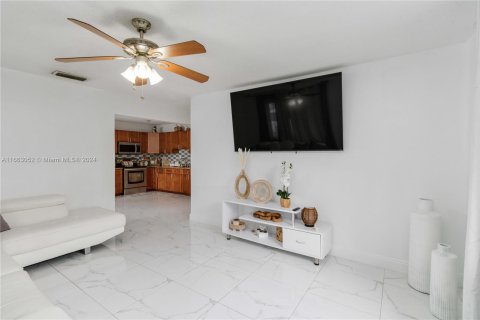 House in Hialeah, Florida 4 bedrooms, 114.46 sq.m. № 1374250 - photo 6