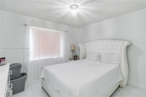 House in Hialeah, Florida 4 bedrooms, 114.46 sq.m. № 1374250 - photo 16