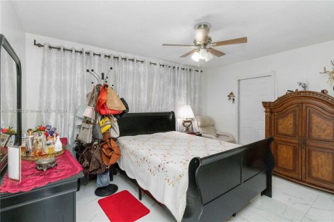 House in Hialeah, Florida 4 bedrooms, 114.46 sq.m. № 1374250 - photo 18