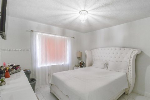 Villa ou maison à vendre à Hialeah, Floride: 4 chambres, 114.46 m2 № 1374250 - photo 17