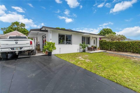 Casa en venta en Hialeah, Florida, 4 dormitorios, 114.46 m2 № 1374250 - foto 2