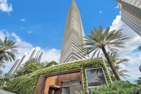 Condominio en venta en Sunny Isles Beach, Florida, 2 dormitorios, 120.4 m2 № 1374251 - foto 2