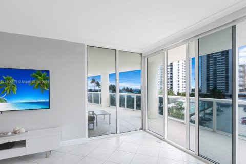 Condominio en venta en Hallandale Beach, Florida, 2 dormitorios, 165.55 m2 № 1374288 - foto 13