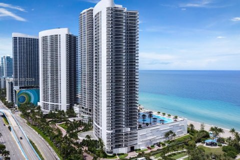 Condo in Hallandale Beach, Florida, 2 bedrooms  № 1374288 - photo 1