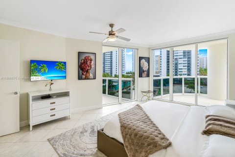 Condominio en venta en Hallandale Beach, Florida, 2 dormitorios, 165.55 m2 № 1374288 - foto 18