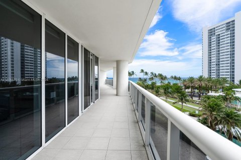 Condo in Hallandale Beach, Florida, 2 bedrooms  № 1374288 - photo 14