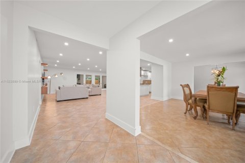 House in Miami, Florida 5 bedrooms, 369.57 sq.m. № 999994 - photo 9