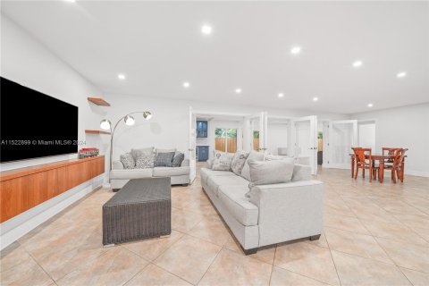 House in Miami, Florida 5 bedrooms, 369.57 sq.m. № 999994 - photo 6