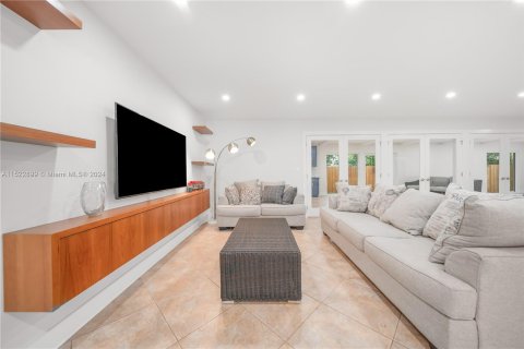 House in Miami, Florida 5 bedrooms, 369.57 sq.m. № 999994 - photo 5