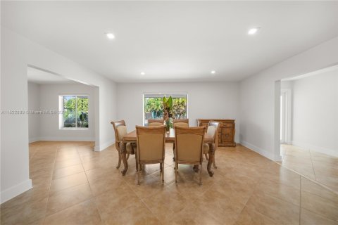 House in Miami, Florida 5 bedrooms, 369.57 sq.m. № 999994 - photo 11