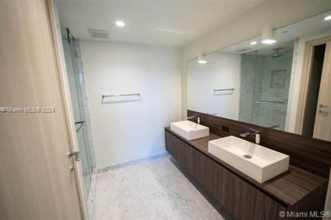 Condo in Miami, Florida, 1 bedroom  № 1367599 - photo 14