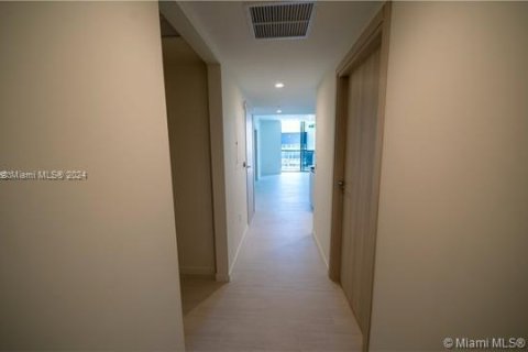 Condo in Miami, Florida, 1 bedroom  № 1367599 - photo 1