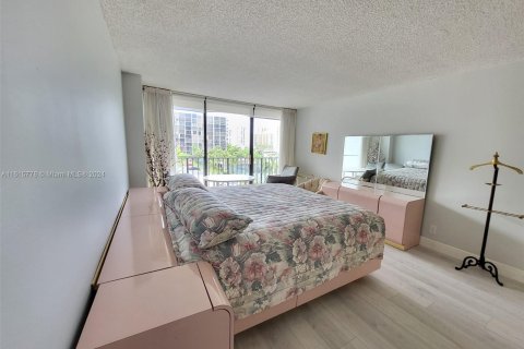 Condo in Hallandale Beach, Florida, 2 bedrooms  № 1316058 - photo 23