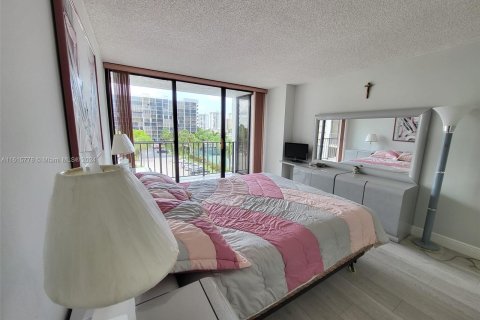 Condo in Hallandale Beach, Florida, 2 bedrooms  № 1316058 - photo 19