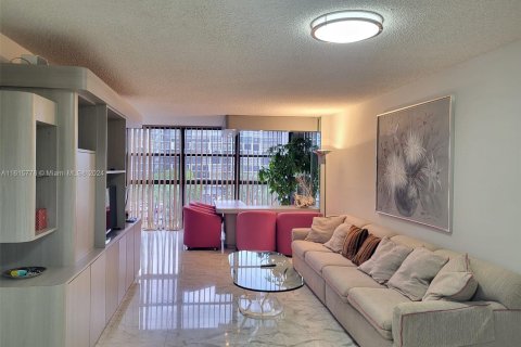 Condominio en venta en Hallandale Beach, Florida, 2 dormitorios, 135.17 m2 № 1316058 - foto 11