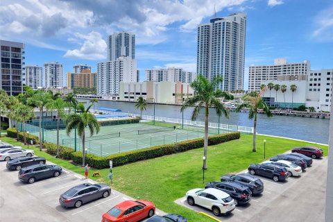 Copropriété à vendre à Hallandale Beach, Floride: 2 chambres, 135.17 m2 № 1316058 - photo 5