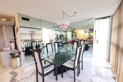 Condo in Hallandale Beach, Florida, 2 bedrooms  № 1316058 - photo 9