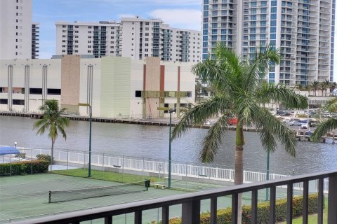 Condo in Hallandale Beach, Florida, 2 bedrooms  № 1316058 - photo 1