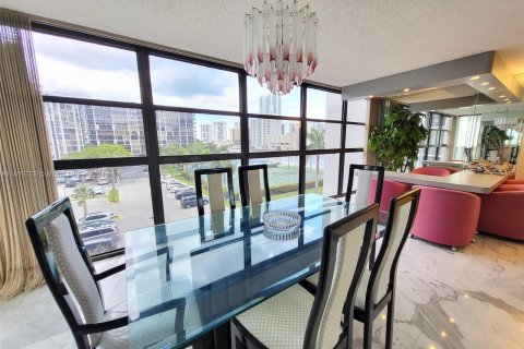 Condo in Hallandale Beach, Florida, 2 bedrooms  № 1316058 - photo 10