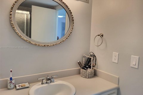 Condo in Hallandale Beach, Florida, 2 bedrooms  № 1316058 - photo 29