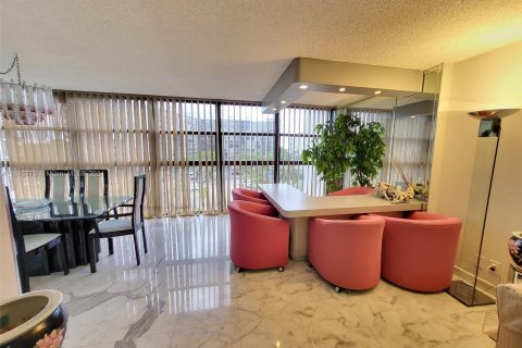 Condo in Hallandale Beach, Florida, 2 bedrooms  № 1316058 - photo 14