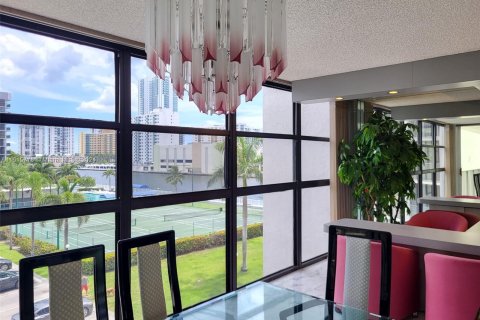 Condo in Hallandale Beach, Florida, 2 bedrooms  № 1316058 - photo 12