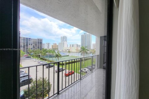 Condo in Hallandale Beach, Florida, 2 bedrooms  № 1316058 - photo 17