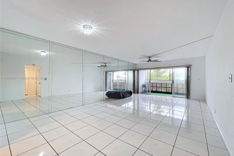 Condo in Lauderhill, Florida, 2 bedrooms  № 1365302 - photo 1